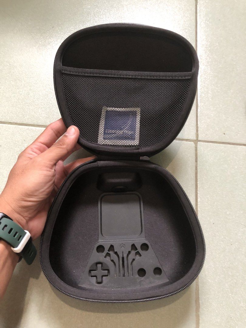 XBOX controller hardcase (Category: Cases & Covers) located in Quezon City. Submitted by markgolveo (Listing ID 1441428418, Image 3). Description: XBOX controller hardcase.