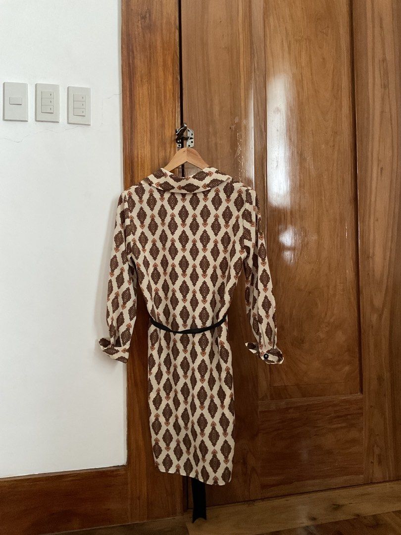 ZARA Printed Long Sleeve Dress (Category: Dresses) located in Iloilo. Submitted by maecha (Listing ID 1441382874, Image 3). Description: - Cool geometric print - Long sleeves - Collared neckline - Black tie belt (not included) - Perfect for dressing up or down - Ideal for work or casual outings.