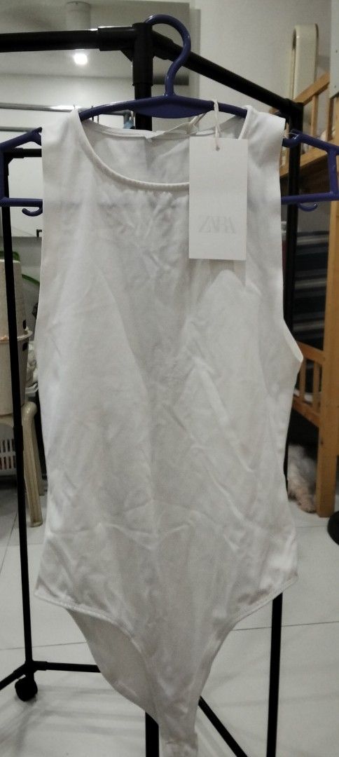 Zara White Sleeveless Bodysuit (Category: Sleeveless) located in Manila. Submitted by jeansuaco942346 (Listing ID 1441391167, Image 1). Description: - Brand: Zara - Type: Sleeveless Bodysuit - Condition: New with tags attached - Origin: Made in Turkey - Style: Simple, classic, and versatile - Wearability: Perfect for layering or wearing solo.