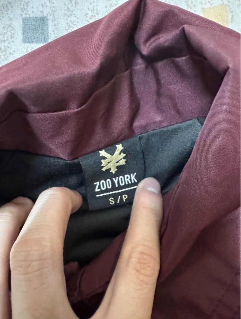 Zoo York Jacket (Category: Hoodies) located in Pasig City. Submitted by snoca (Listing ID 1441395077, Image 3). Description: Size small on tag Chest width (20) Next to bottom length (29).