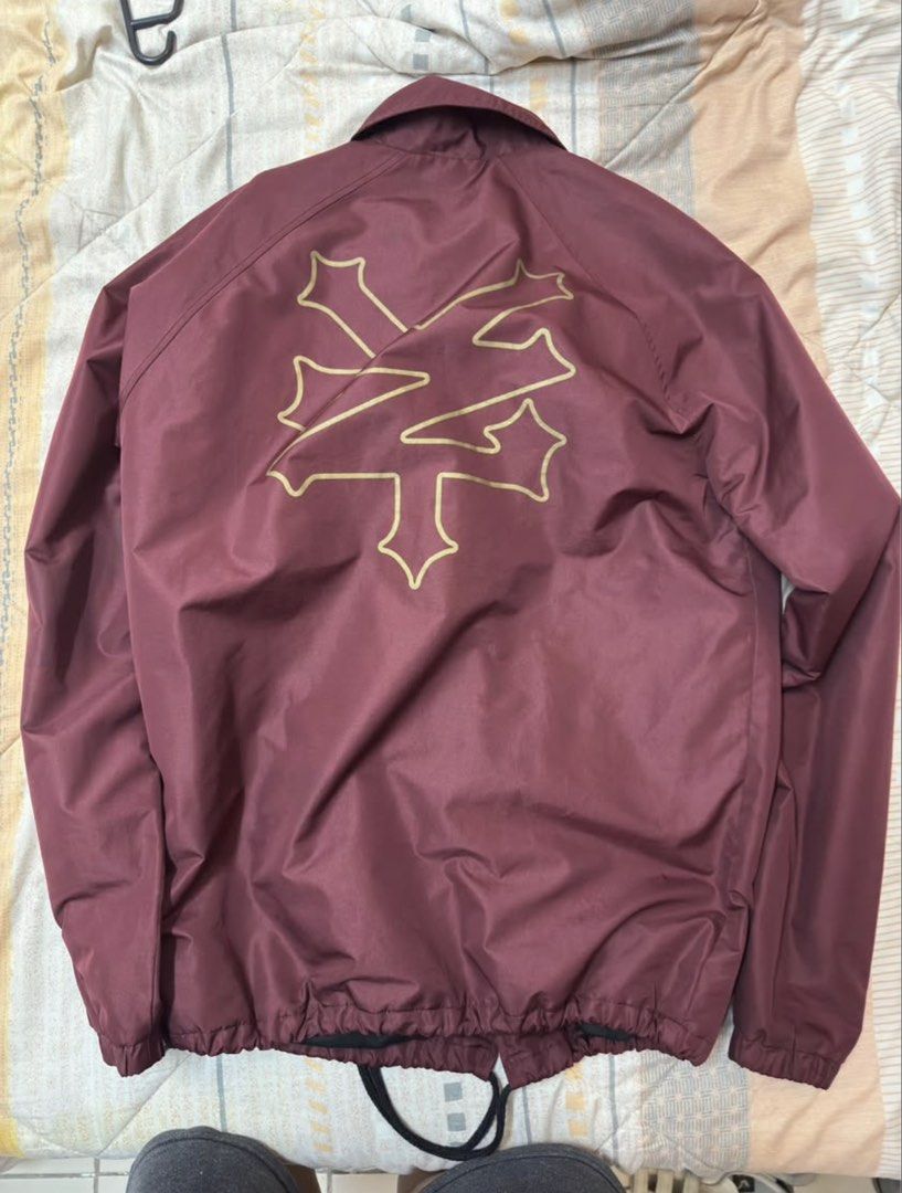 Zoo York Jacket (Category: Hoodies) located in Pasig City. Submitted by snoca (Listing ID 1441395077, Image 1). Description: Size small on tag Chest width (20) Next to bottom length (29).