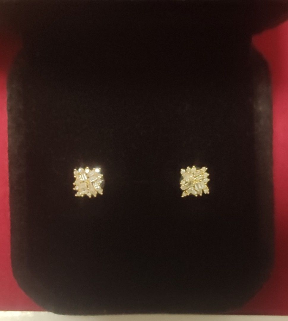18K Gold Diamond Earrings (Category: Luxury Accessories) located in Cainta. Submitted by kluxurychoices (Listing ID 1435293999, Image 1). Description: guaranteed authentic Japan Gold Natural Diamonds with Certificate very nice in actual.