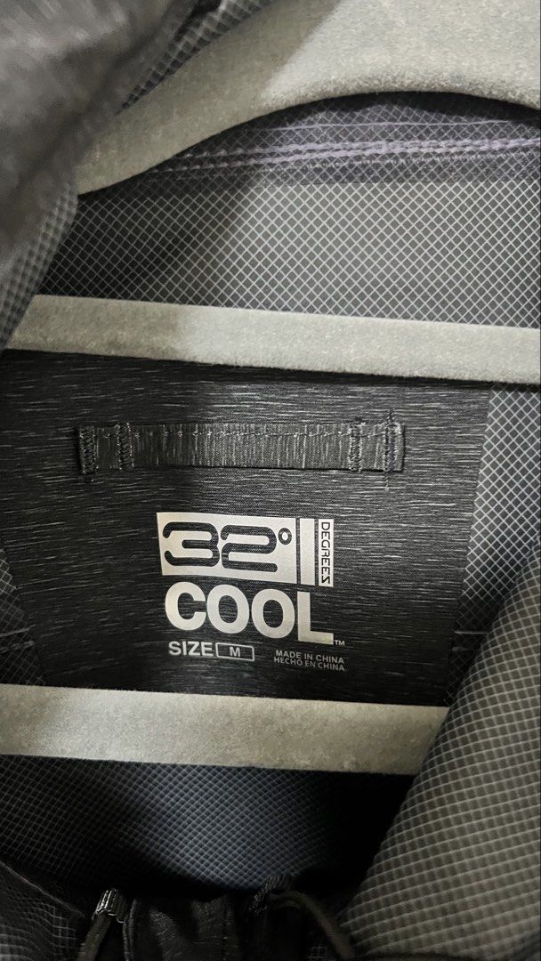 32 Degrees Cool Windbreaker (Category: Coats, Jackets and Outerwear) located in Cavite. Submitted by bubfinds (Listing ID 1444966980, Image 2). Description: Condition: 10/10 (never been used) Fit: Large Quality: 10/10.