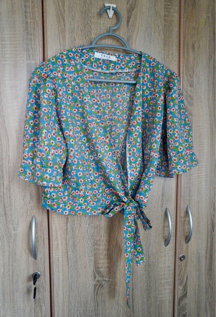 [TAKE ALL] 6 TOPS FOR 400 (Category: Blouses) located in Manila. Submitted by msmozza (Listing ID 1444987245, Image 3). Description: Rfs: Preloved college pieces! 75 php each, 400 take all! .