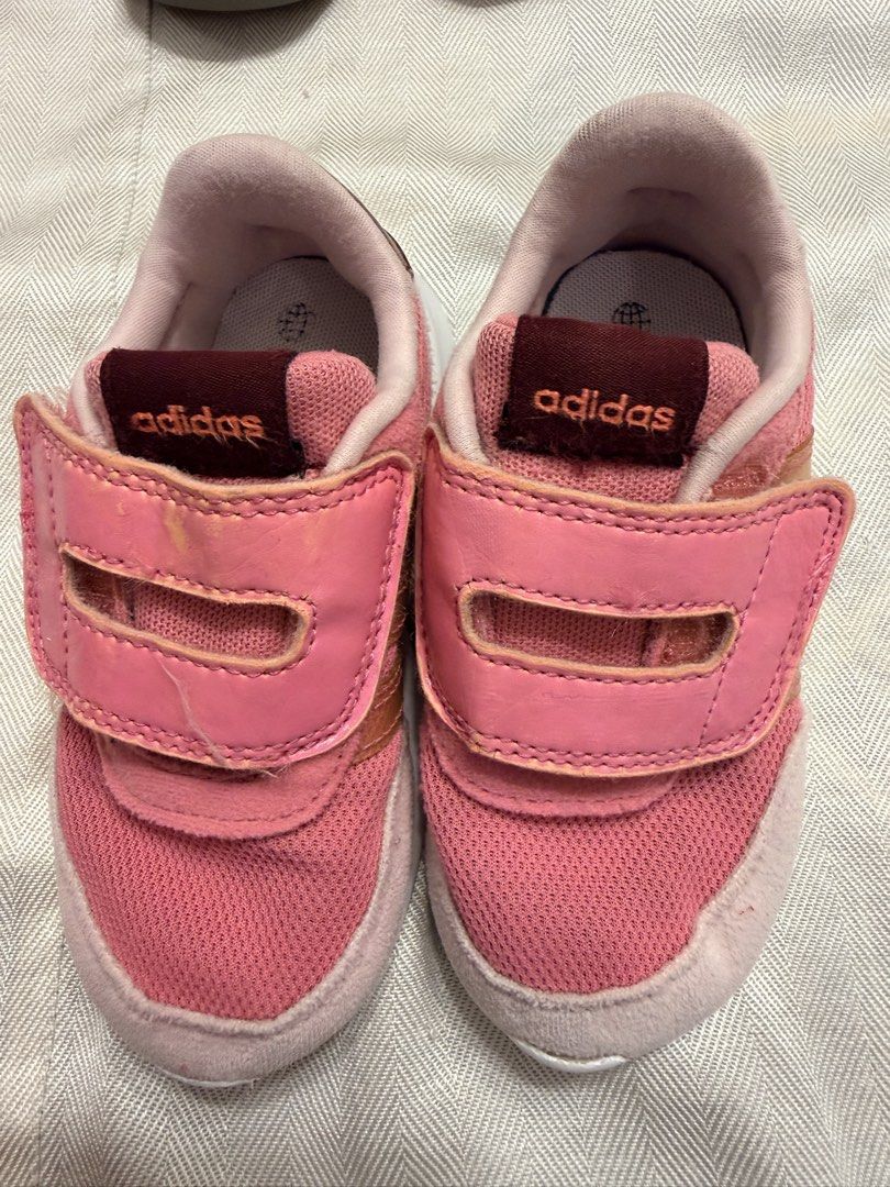 由 ssssszd (刊登 ID 1444906239，圖片 2) 提交，位於 馬祖 (Matsu) 的 Adidas 粉色童鞋 (魔鬼氈設計)14公分 (類別：嬰兒及兒童流行時尚)，說明：原價1790 穿脫方便：魔鬼氈設計，適合學齡前或低年級孩子自己穿脫。 外觀狀況：如照片所示，顏色為亮眼的粉色系，鞋後跟處有經典 Adidas Logo。 舒適耐穿：透氣材質搭配厚實鞋底，適合日常活動與跑跳。 實拍呈現：已完整拍攝鞋底、鞋面及細節供您參考。 。