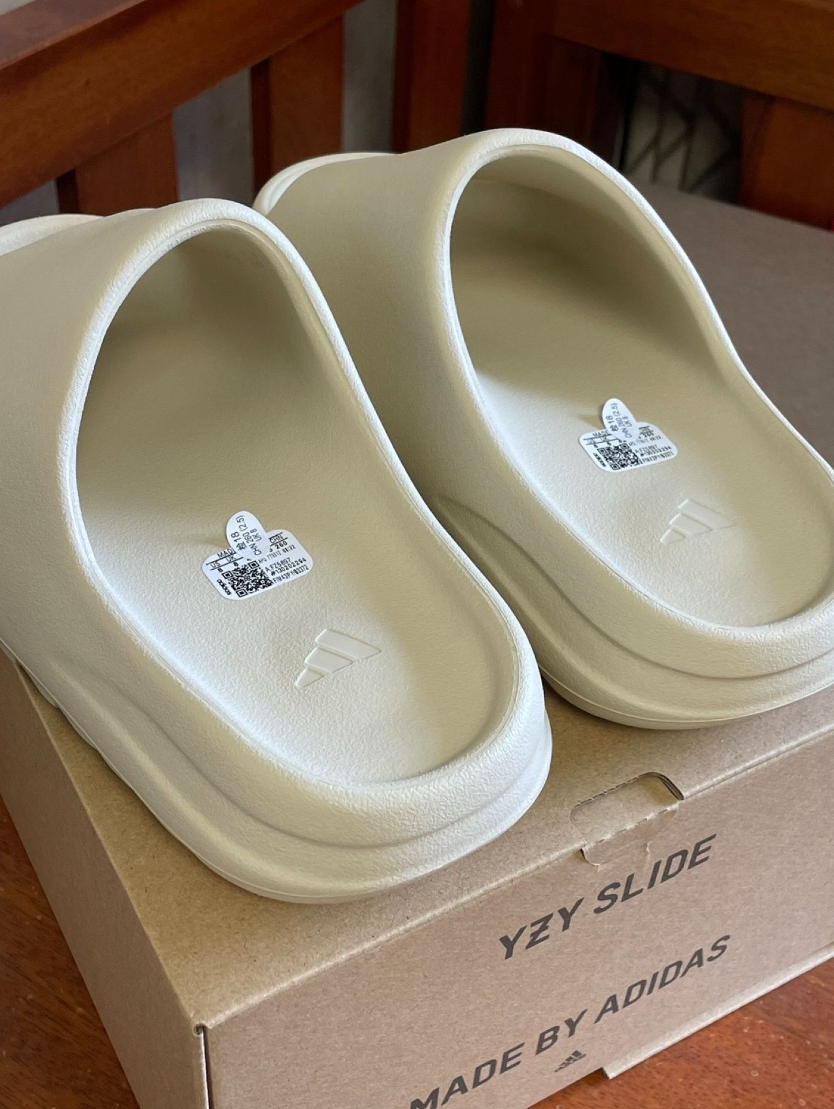 adidas Originals Yeezy Slide and EVA Slip-on Sandals Style FZ5897 (Category: Sneakers) located in Singapore. Submitted by beswiftwolf (Listing ID 1444957381, Image 2). Description: 🗓 Today's Feature Adidas | adidas Originals Yeezy Slide and EVA Slip-on Sandals Style FZ5897 New | Free Ship | COD | 3-Day Confirm Chat Welcome.