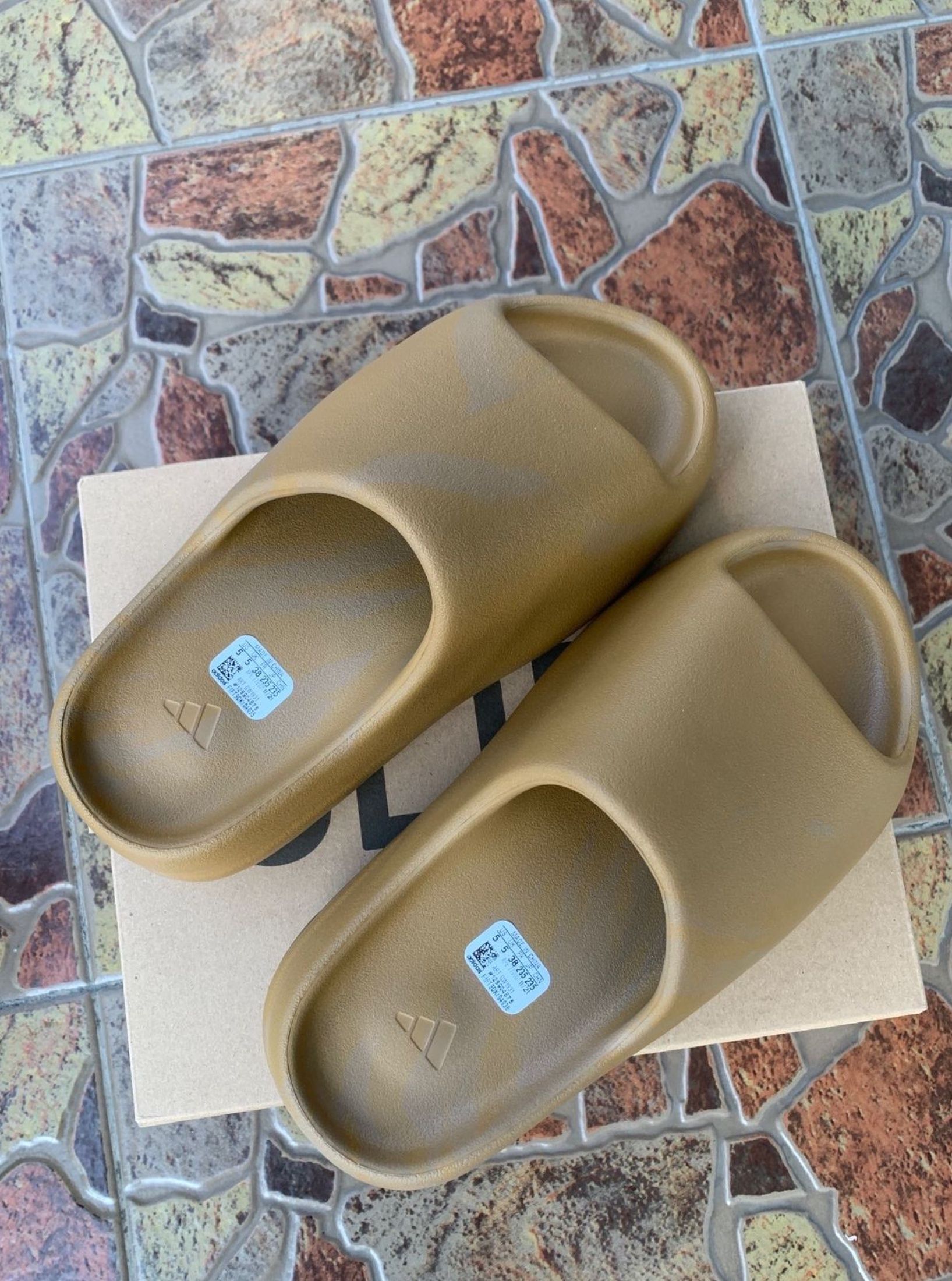 adidas Originals Yeezy Slide Trendy Slip-on Sandals Army Brown (Category: Sneakers) located in Singapore. Submitted by epicwind-ee16 (Listing ID 1445011774, Image 2). Description: ❓ What is this? 👉 Adidas adidas Originals Yeezy Slide Trendy Slip-on Sandals Army Brown ❓ New or used? 👉 Brand new, never worn ❓ Shipping? 👉 Free via J&T or Ninja Van ❓ Payment? 👉 Cash on delivery ❓ Confirmation? 👉 Photos in ~3 days More questions? Chat me 💬.