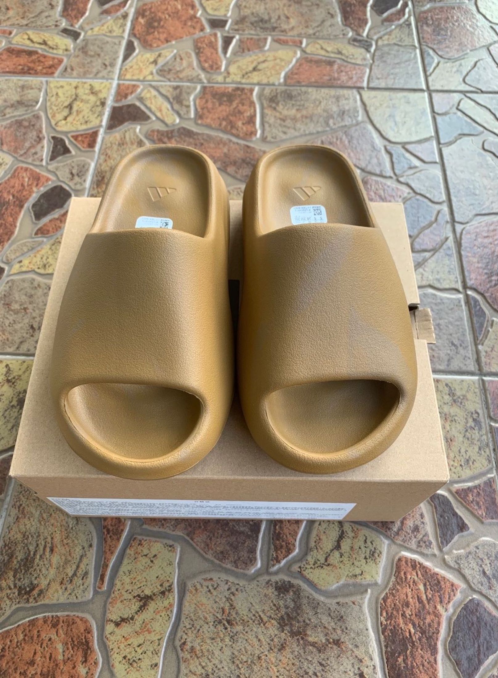adidas Originals Yeezy Slide Trendy Slip-on Sandals Army Brown (Category: Sneakers) located in Singapore. Submitted by epicwind-ee16 (Listing ID 1445011774, Image 3). Description: ❓ What is this? 👉 Adidas adidas Originals Yeezy Slide Trendy Slip-on Sandals Army Brown ❓ New or used? 👉 Brand new, never worn ❓ Shipping? 👉 Free via J&T or Ninja Van ❓ Payment? 👉 Cash on delivery ❓ Confirmation? 👉 Photos in ~3 days More questions? Chat me 💬.