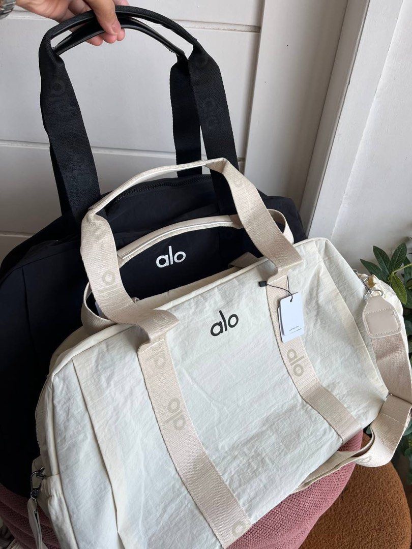 Alo Yoga Bag (Category: Shoulder Bags) located in Candelaria. Submitted by pinkykeenshop (Listing ID 1444935740, Image 1). Description: .