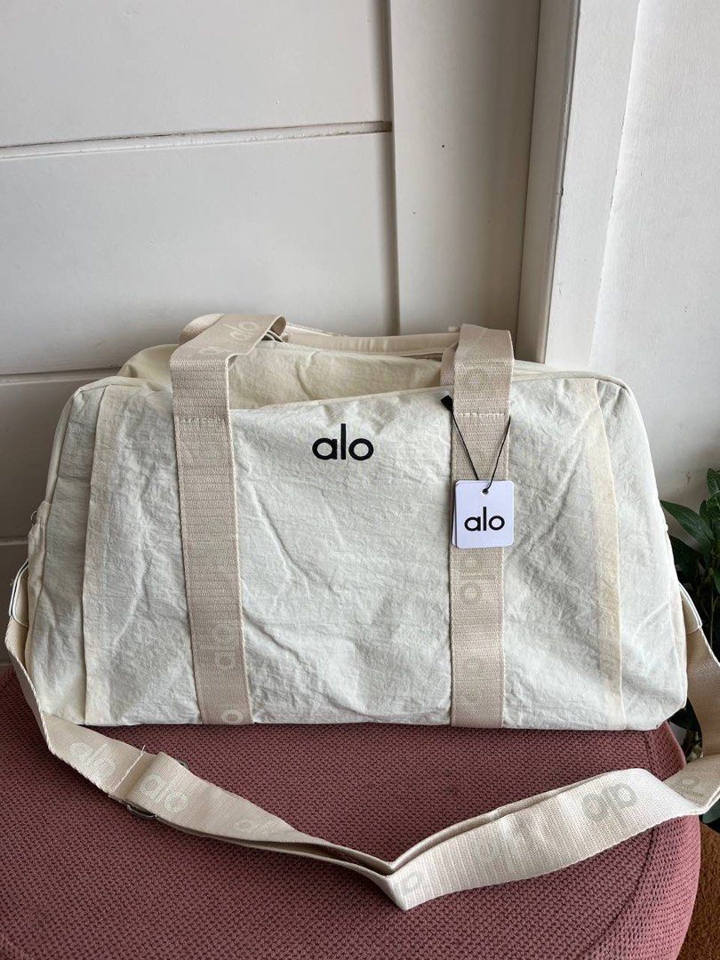 Alo Yoga Bag (Category: Shoulder Bags) located in Candelaria. Submitted by pinkykeenshop (Listing ID 1444935740, Image 3). Description: .