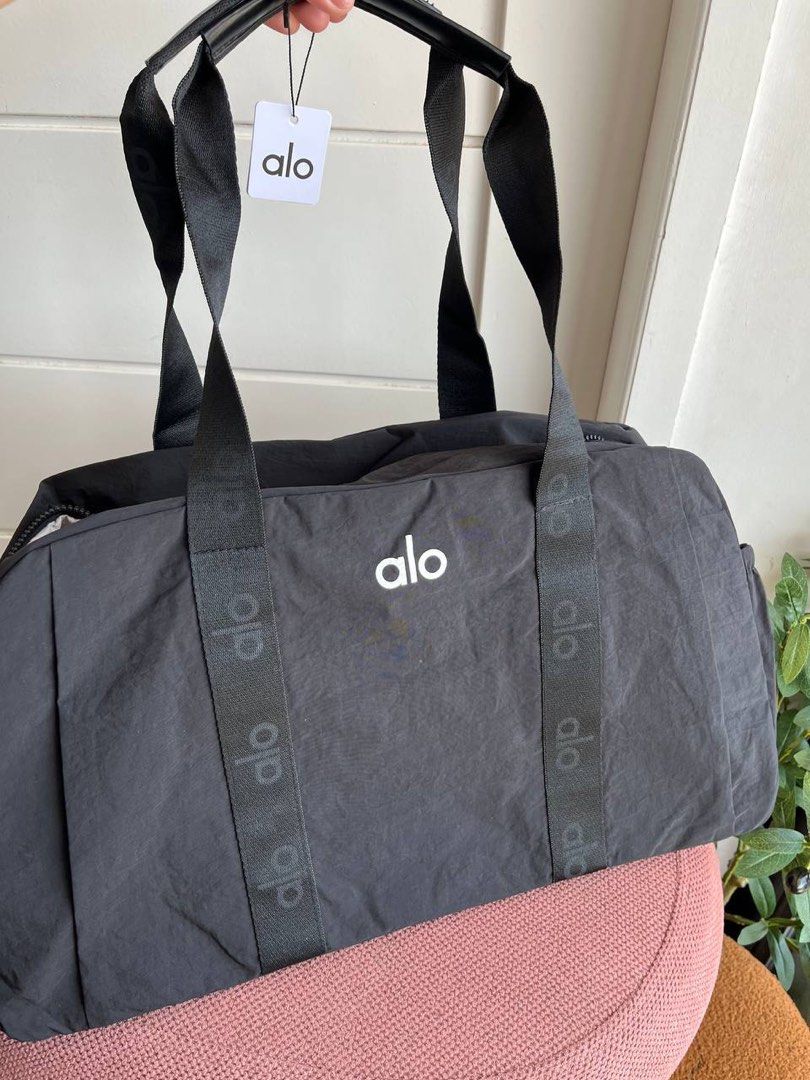 Alo Yoga Bag (Category: Shoulder Bags) located in Candelaria. Submitted by pinkykeenshop (Listing ID 1444935740, Image 2). Description: .