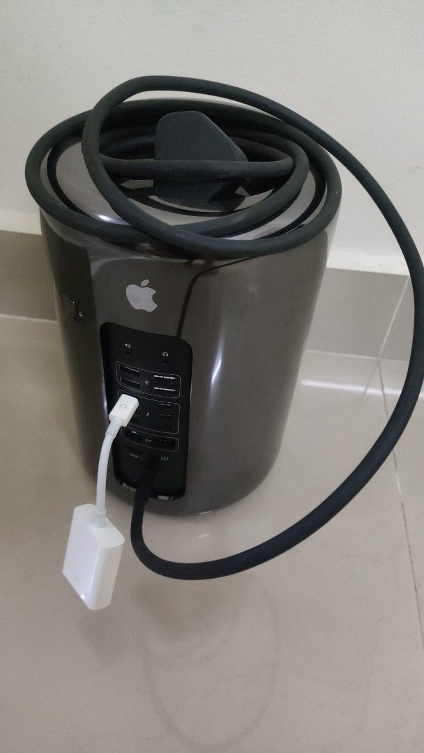 Apple Mac Pro (Category: Desktops) located in Johor Bahru. Submitted by bumblebeet (Listing ID 1444896413, Image 1). Description: Mac Pro 6.1 (late 2013) Processer 12-core intel Xeon E5 Memory 64 GB Graphic AMD FirePro D500 macOS Monterey SSD 125 GB.