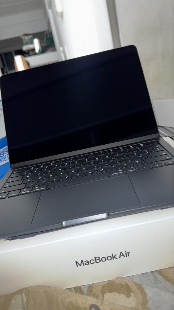 Apple MacBook Air Laptop487443877918812160