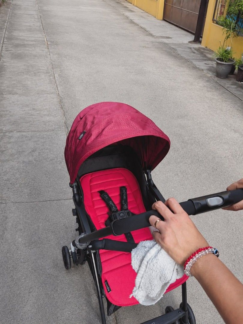 Apruva Keiryo Lightweight Reversible Stroller SD25D (Category: Strollers) located in Manila. Submitted by kingractis62231 (Listing ID 1444968312, Image 2). Description: - Apruva Keiryo Lightweight Stroller (only 4.6kg!) - Reversible handle for parent or world-facing - One-hand compact fold for easy storage - Soft, detachable armbar for convenience - Smooth maneuverability with pivoting front wheels - Secure ride with lockable rear wheels - Added 