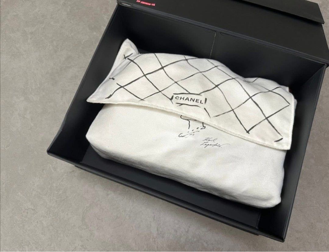Authentic Chanel Classic Mini Single Flap (Category: Luxury Bags & Wallets) located in Quezon City. Submitted by jhaediah (Listing ID 1381294591, Image 3). Description: New mini Rank A Complete inclusion Series 18💕6.20 Free pabitbit Korea - fully paid before paship Item .