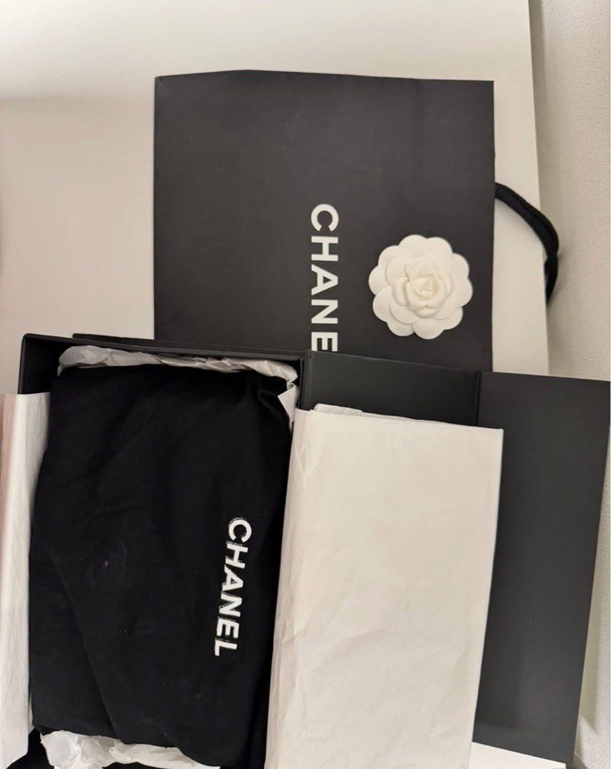 Authentic Chanel Classic Mini Single Flap (Category: Luxury Bags & Wallets) located in Quezon City. Submitted by jhaediah (Listing ID 1381294591, Image 2). Description: New mini Rank A Complete inclusion Series 18💕6.20 Free pabitbit Korea - fully paid before paship Item .