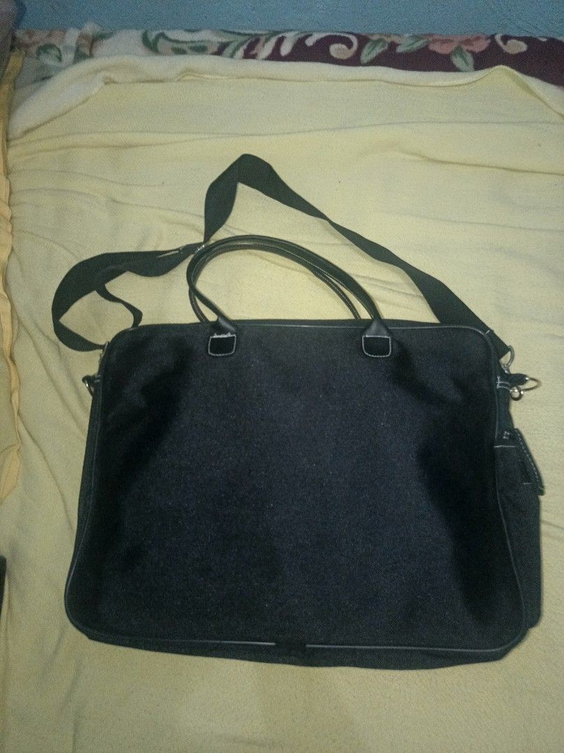 Black Laptop Bag with Shoulder Strap (Category: Laptop Bags & Sleeves) located in Cebu City. Submitted by turuuru8992423 (Listing ID 1444970293, Image 2). Description: Professional Black Laptop Bag 📌 Material: Durable woven fabric exterior with a smooth interior lining. 📌 Condition: Pre-loved and in good functional condition. 📌 Highlights: Features both top carry handles and a detachable shoulder strap for versatile carrying options. 📌 Design