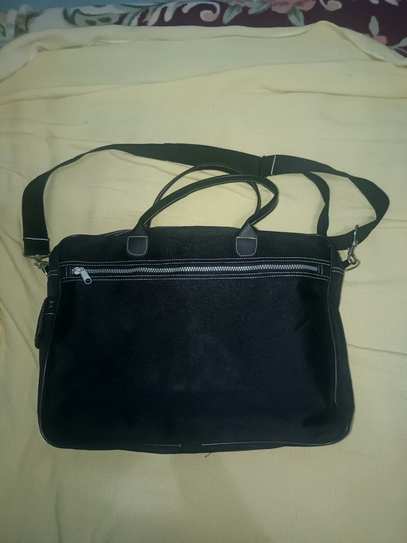 Black Laptop Bag with Shoulder Strap (Category: Laptop Bags & Sleeves) located in Cebu City. Submitted by turuuru8992423 (Listing ID 1444970293, Image 1). Description: Professional Black Laptop Bag 📌 Material: Durable woven fabric exterior with a smooth interior lining. 📌 Condition: Pre-loved and in good functional condition. 📌 Highlights: Features both top carry handles and a detachable shoulder strap for versatile carrying options. 📌 Design