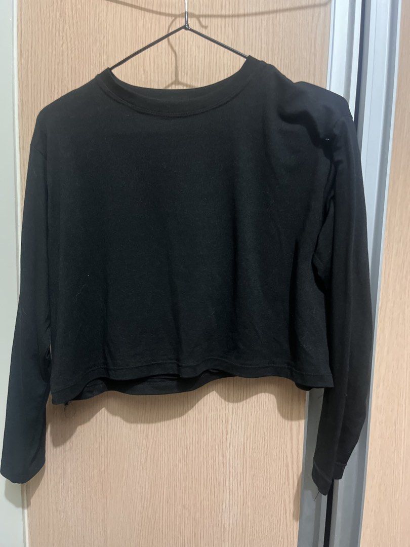 Black Long Sleeve Cropped Shirt (Category: Longsleeves) located in Quezon City. Submitted by thiftwme (Listing ID 1444947970, Image 1). Description: - Basic black long sleeve cropped shirt - Best fits S-M - Crew neck.