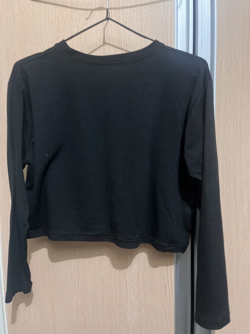 Black Long Sleeve Cropped Shirt (Category: Longsleeves) located in Quezon City. Submitted by thiftwme (Listing ID 1444947970, Image 2). Description: - Basic black long sleeve cropped shirt - Best fits S-M - Crew neck.
