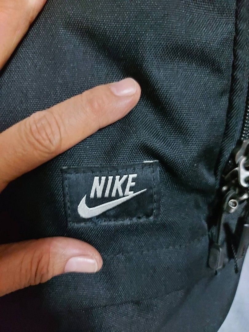 Black Nike Backpack （分類：背包）位於 Hong Kong。 由 love2x123185 提交（商品編號 1444931949，圖片 3）。簡介： Classic black Nike backpack. Plenty of space inside with compartments for organization. Front zip pocket for quick access. Padded straps for comfort. Great for school, work, or travel. Durable material. Ready for its next adventure.。