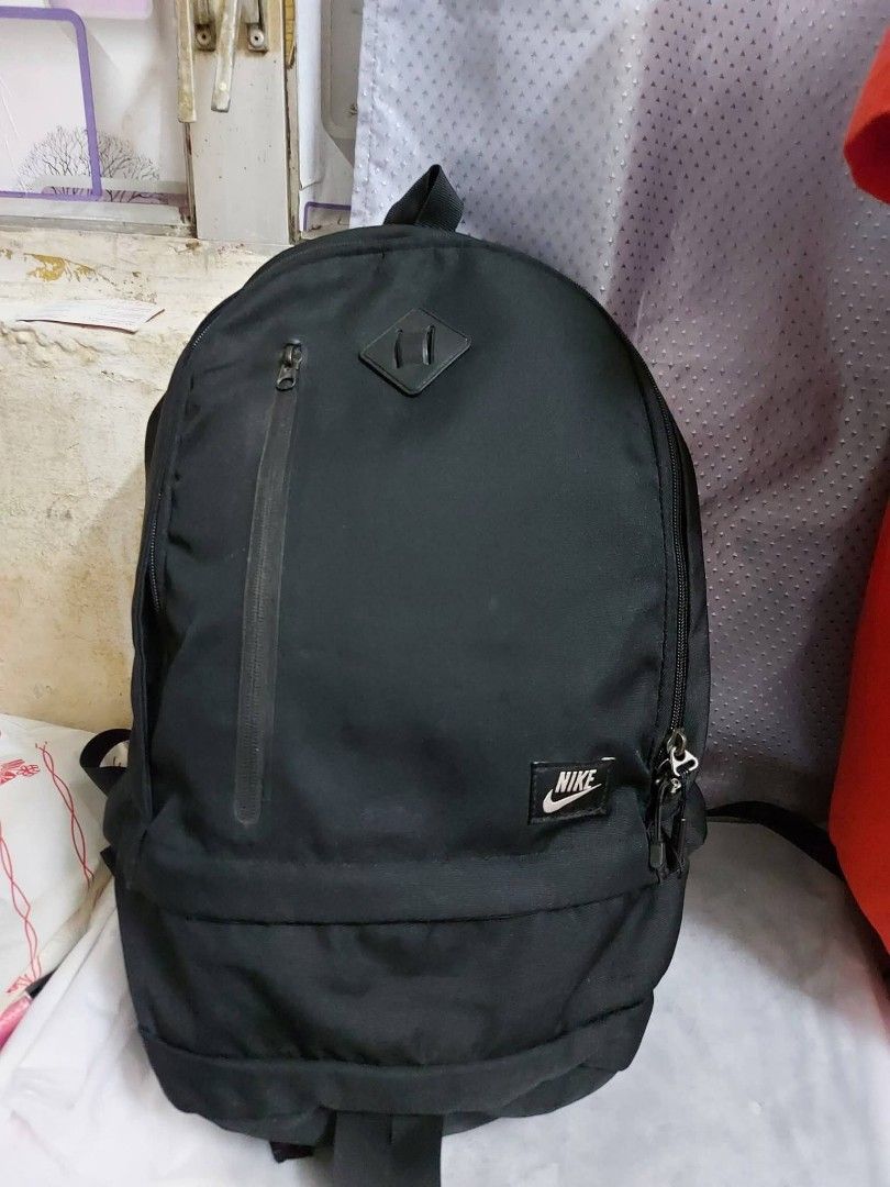 Black Nike Backpack （分類：背包）位於 Hong Kong。 由 love2x123185 提交（商品編號 1444931949，圖片 1）。簡介： Classic black Nike backpack. Plenty of space inside with compartments for organization. Front zip pocket for quick access. Padded straps for comfort. Great for school, work, or travel. Durable material. Ready for its next adventure.。