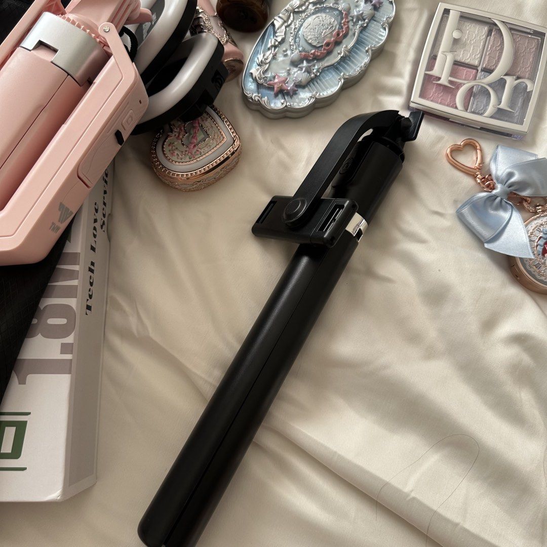 Black selfie stick (not hq) (Category: Mounts & Holders) located in Paranaque City. Submitted by yzhyy (Listing ID 1444927173, Image 2). Description: Almost new, I bought hq selfie stick (pink one) 44php sf via j&t :3.