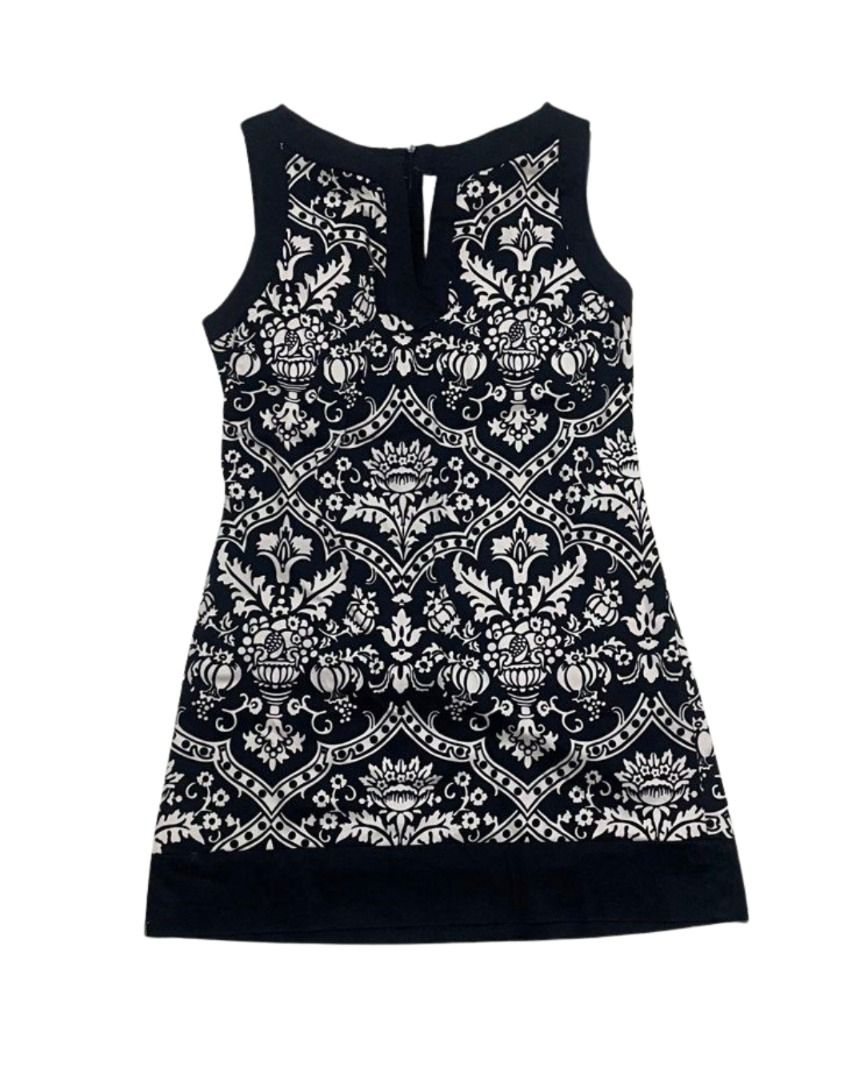 Blanco Black & White Patterned Sleeveless Dress Size 40 (Category: Dresses) located in Dasmarinas. Submitted by liyanlel (Listing ID 1440569105, Image 1). Description: - Blanco sleeveless dress - Size 40 - Black and white damask pattern - Keyhole neckline - Back zip closure - Black hemline - Versatile for casual or dressy occasions.