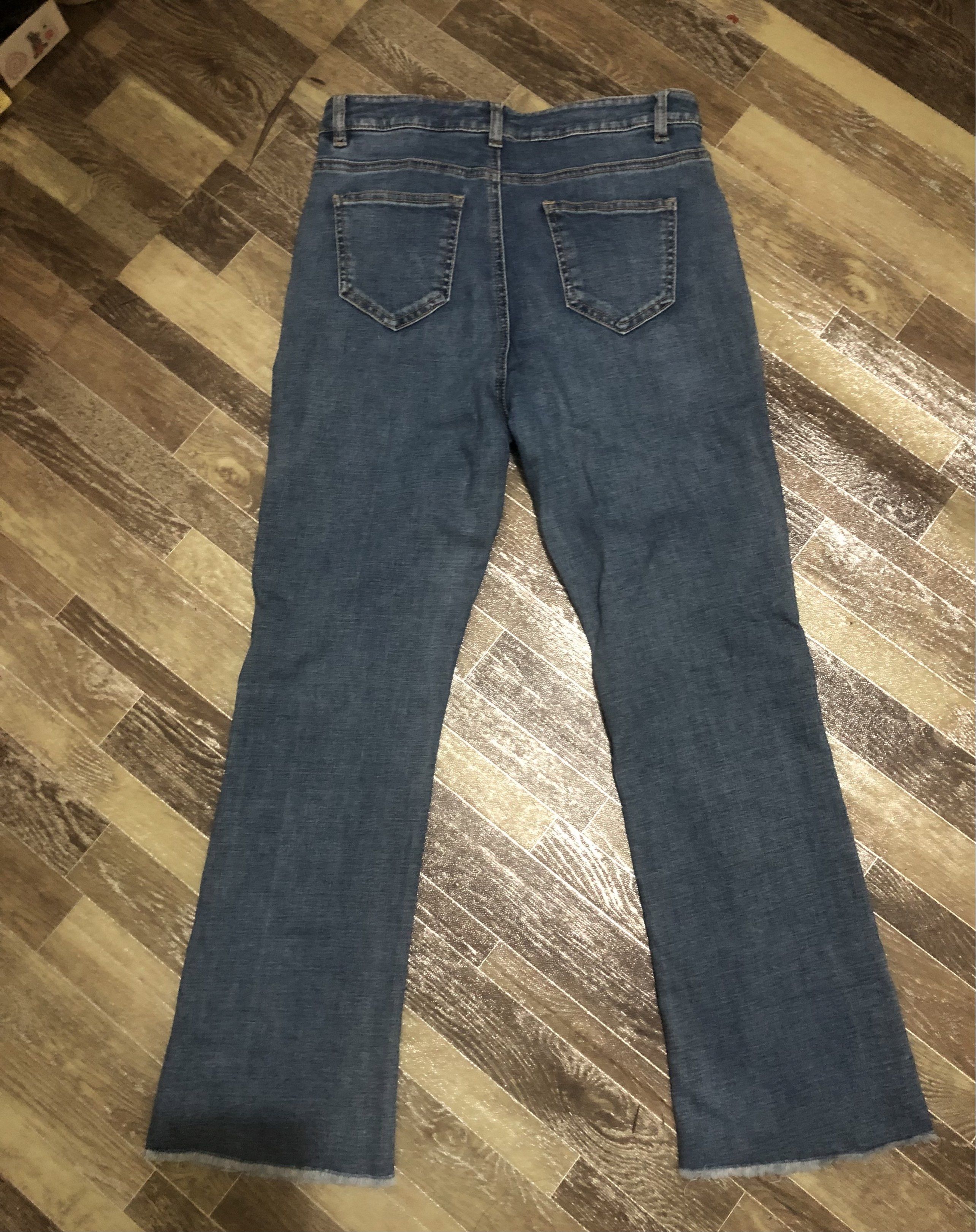 Blue Denim Flare Jeans with Frayed Hem (Category: Jeans) located in Manila. Submitted by tonettesells (Listing ID 1444973921, Image 2). Description: 28size - Classic blue denim jeans - Trendy flare leg style - Frayed hem detail - Versatile for casual wear - Easy to pair with various tops and shoes - Comfortable fit.