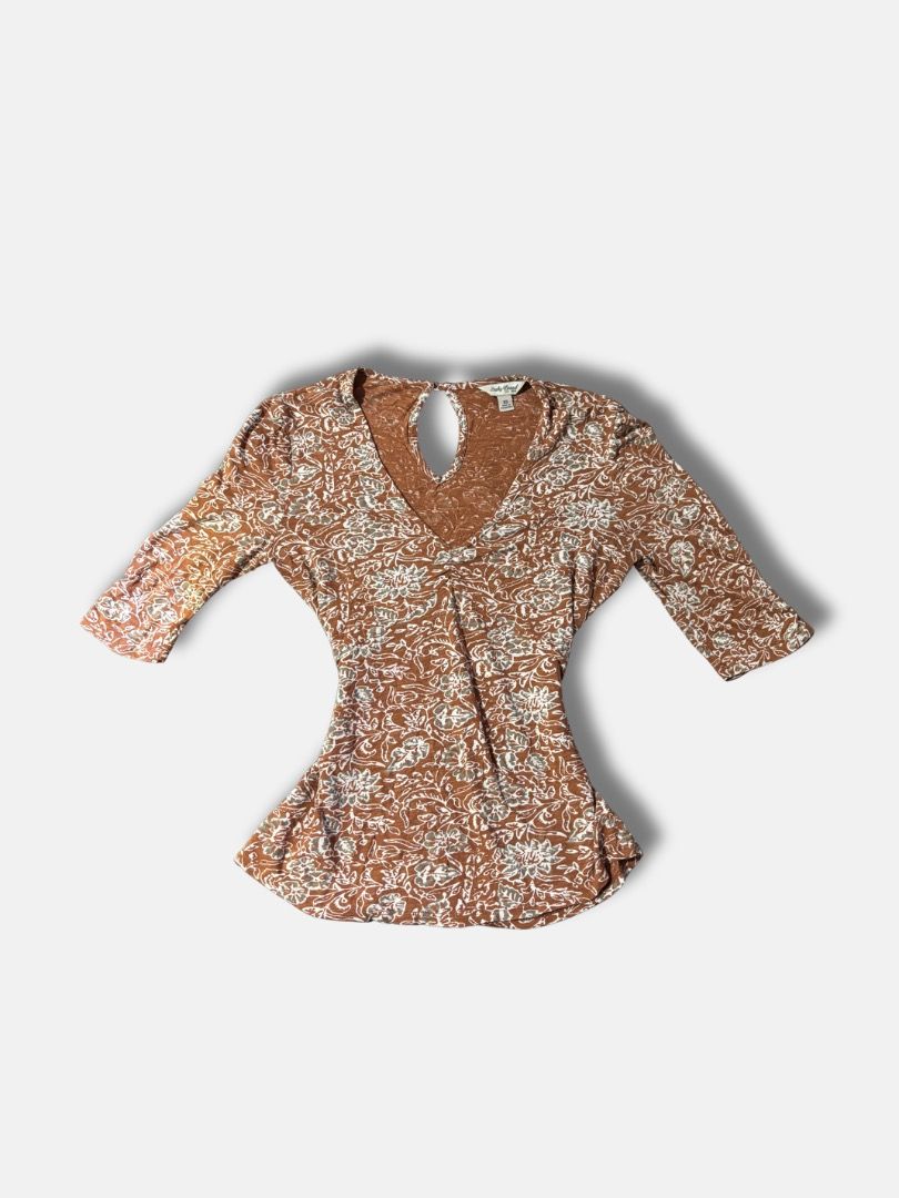 Brown Floral Print V-Neck Top (Category: Blouses) located in Muntinlupa City. Submitted by charlyn_p (Listing ID 1445016160, Image 1). Description: - Stylish brown top with a delicate white floral print. - Flattering V-neckline with a chic keyhole detail. - Comfortable three-quarter sleeves. - Made with a stretchy fabric for a perfect fit. - Versatile piece: great for casual outings or dressing up..