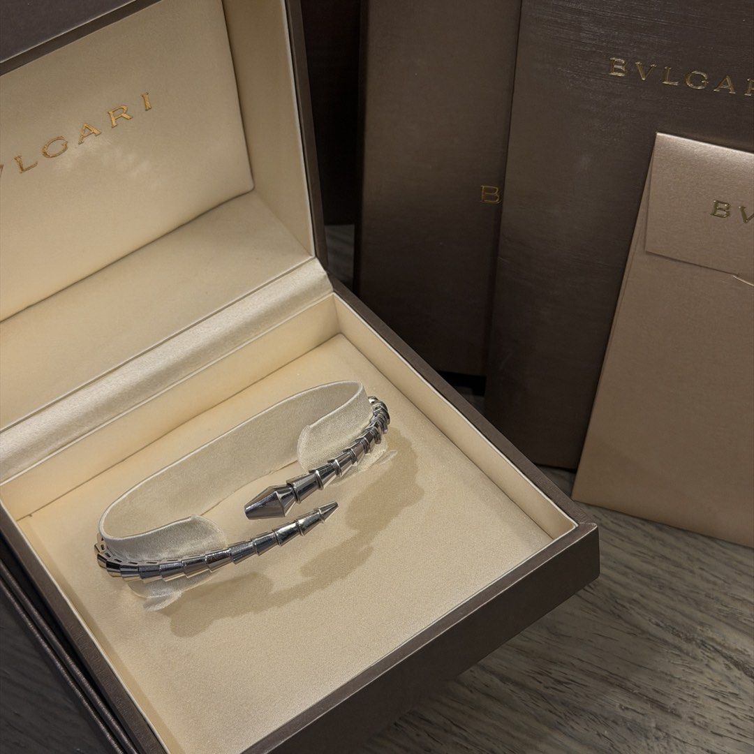 Authentic Bvlgari Serpenti Bracelet White Gold (Category: Bracelets) located in Taguig. Submitted by mainsourceph (Listing ID 1445023700, Image 1). Description: Authentic Bulgari Serpenti Bracelet White Gold Size 19 Box, Paper Bag, Certificate and Receipt Weight 25.4g.