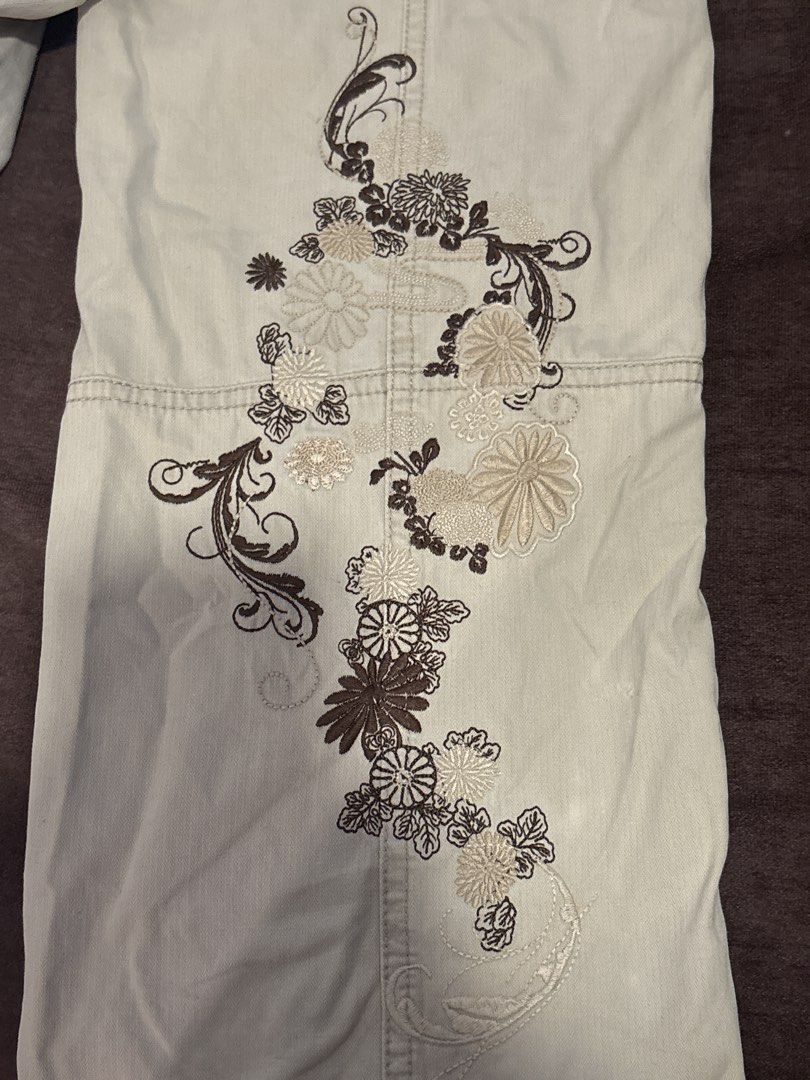 Calvin Klein Jeans Embroidered Cargo Pants (Category: Jeans) located in Manila. Submitted by esstarita (Listing ID 1444947830, Image 1). Description: - Light beige Calvin Klein Jeans cargo pants - Size 10 - Unique floral embroidery down one leg - Button and zip front closure - Multiple functional pockets - Ideal for a stylish casual look.