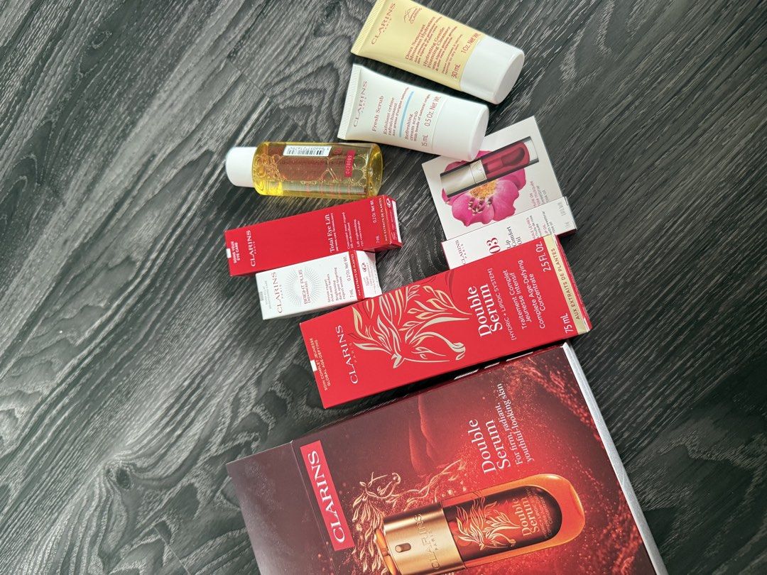 Clarins Double Serum Limited Edition Horse Design Set (Category: Face Care) located in Singapore. Submitted by genie.muscle (Listing ID 1444943327, Image 2). Description: - Clarins Double Serum Limited Edition Set - Features a beautiful horse design - Set includes Double Serum and other Clarins skincare samples - Promotes firm, radiant, and youthful-looking skin - Unleash your vitality!.