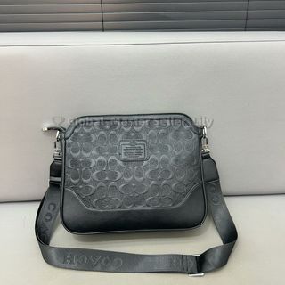 (Category: ) located in . Submitted by fashion.luxe (Listing ID 1444921339, Image 1). Description: .