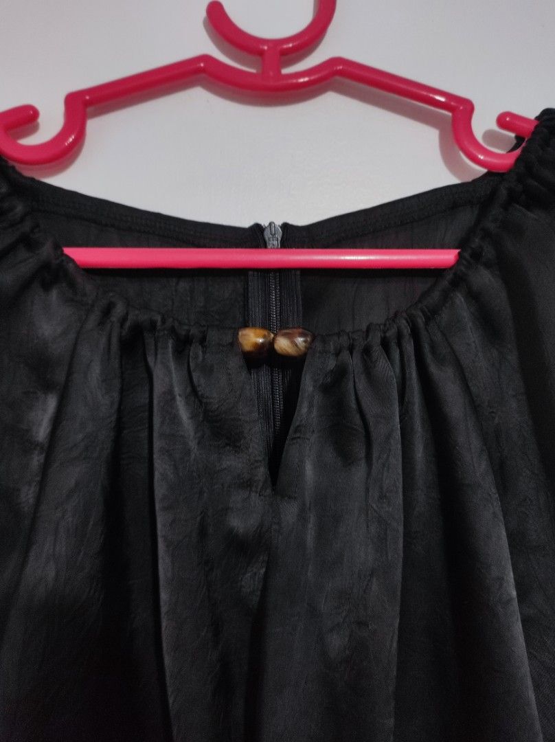 Dazy Black Satin Twist Front Top Size L (Category: Blouses) located in San Fabian. Submitted by jen01122 (Listing ID 1444952975, Image 2). Description: - Black satin top from Dazy - Elegant twist detail at the front - Gathered neckline for a sophisticated look - Short puff sleeves - Convenient zipper closure at the back - Size L - Smooth material with a slight sheen RFS: no longer my style Used once Make offer!.