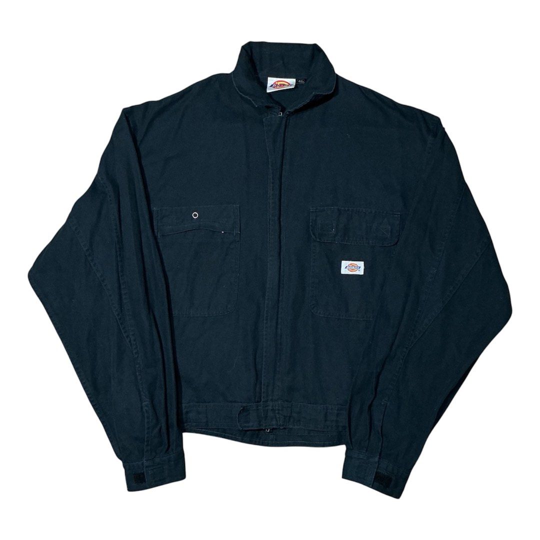 Dickies Black Work Jacket Size 4XL (Category: Coats, Jackets and Outerwear) located in Naga. Submitted by eunhasowon12391 (Listing ID 1444900114, Image 1). Description: - Classic black Dickies work jacket - Two chest pockets with button closures - Two convenient side pockets - Full zip-up front for easy wear - Adjustable strap at the waist for a customized fit - Made with durable material for long-lasting use - Versatile for both work and casual 