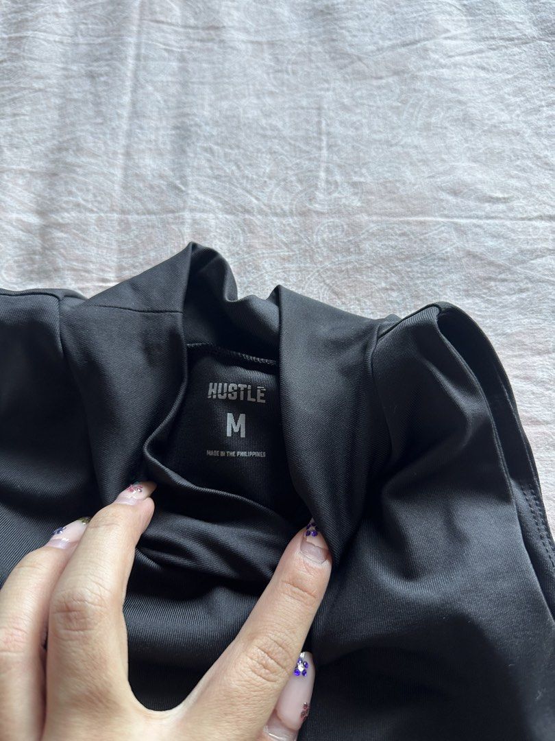 ELECTRIC STUDIO Black Mock Neck Crop Top Size M (Category: Sleeveless) located in Muntinlupa City. Submitted by stuffbya (Listing ID 1444872641, Image 2). Description: - Electric Studio black mock neck crop top - Size: Medium - Proudly made in the Philippines - Comfortable and stylish - Versatile for activewear or casual outfits - Features a chic high neckline.