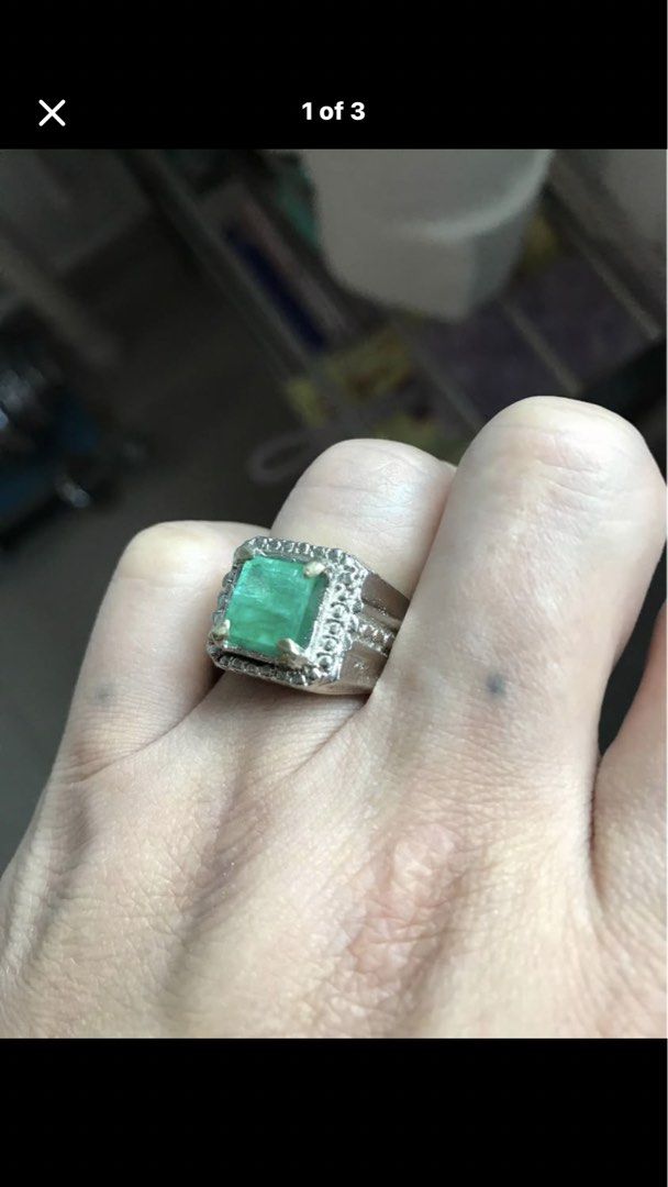 Emerald ring (Category: Jewelry) located in Singapore. Submitted by lawrencelucifer81 (Listing ID 1444928534, Image 1). Description: .