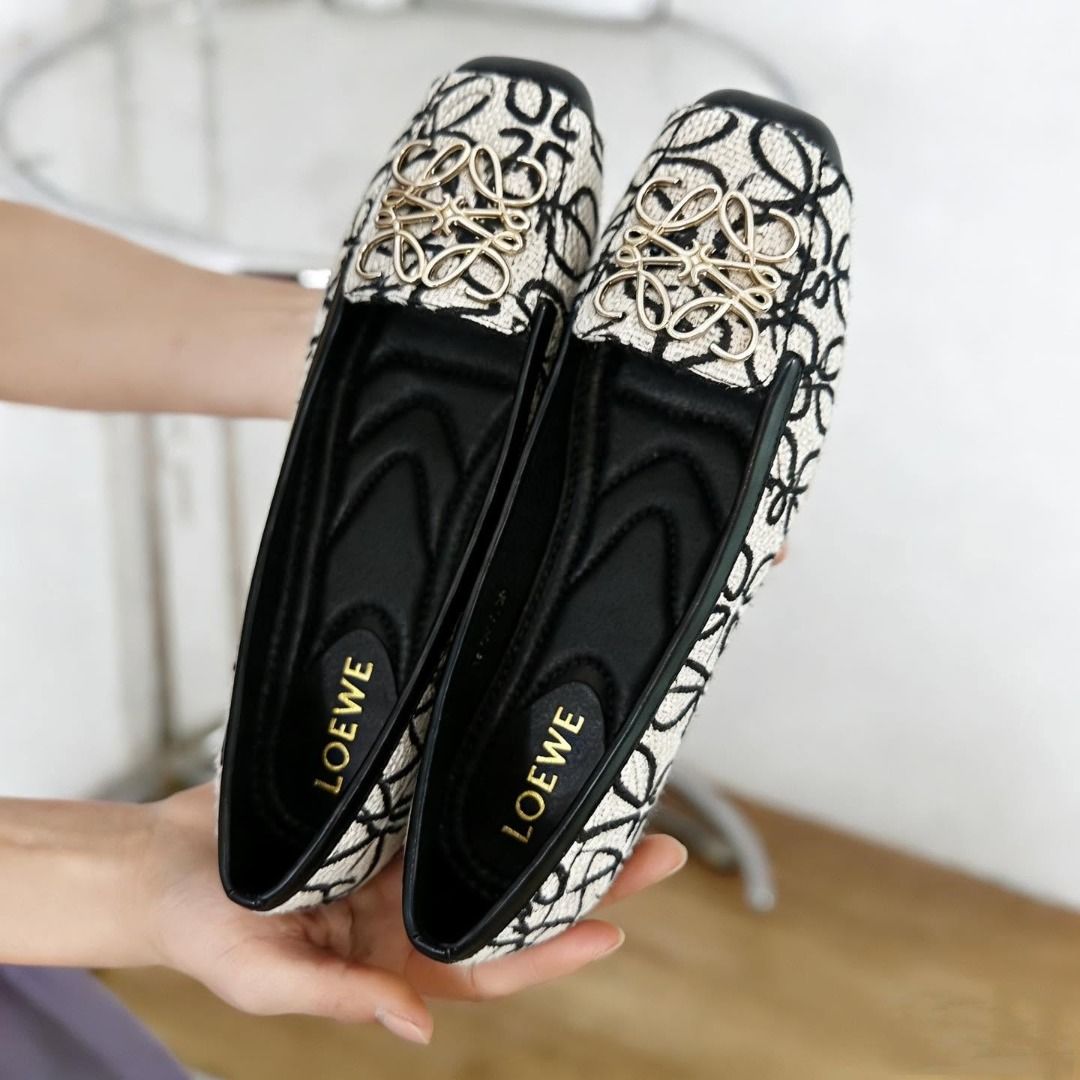 Flat shoes (Category: Flats & Sandals) located in Manila. Submitted by sam_nic (Listing ID 1444982656, Image 2). Description: NEW ARRIVAL Available Size 35-4O Replic@ Qu@lity With Box INBOX US TO ORDER Disclaimer: All photos shown are for inspiration only, actual photo may vary due to limitation of photography or photo enhancement. Bestseller/Limited stock!!  Shipping fee c/o buyer  No rush shipment  NO PAYMENT, NO ORDERS  No cancellation of 