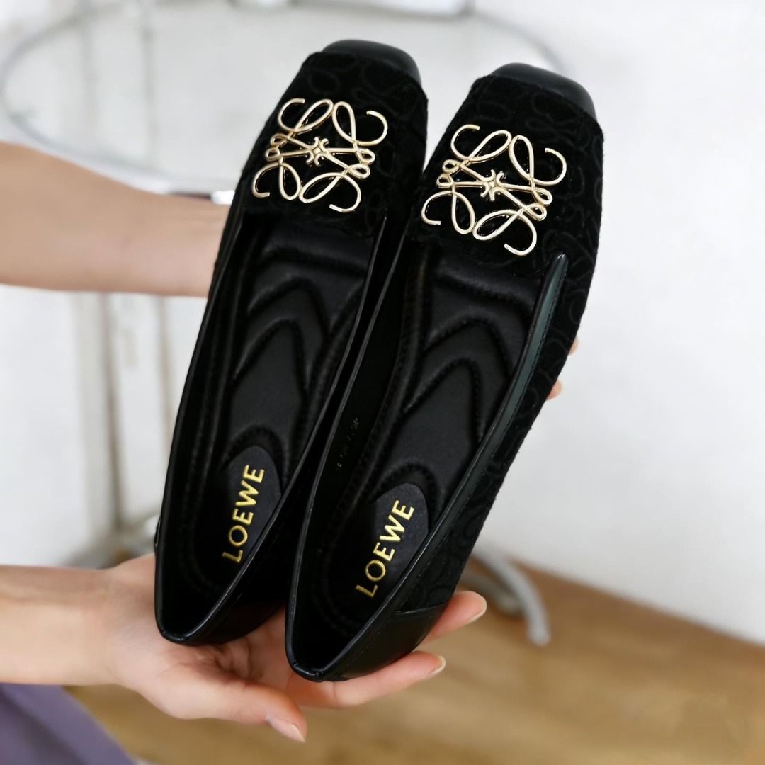 Flat shoes (Category: Flats & Sandals) located in Manila. Submitted by sam_nic (Listing ID 1444982656, Image 1). Description: NEW ARRIVAL Available Size 35-4O Replic@ Qu@lity With Box INBOX US TO ORDER Disclaimer: All photos shown are for inspiration only, actual photo may vary due to limitation of photography or photo enhancement. Bestseller/Limited stock!!  Shipping fee c/o buyer  No rush shipment  NO PAYMENT, NO ORDERS  No cancellation of 