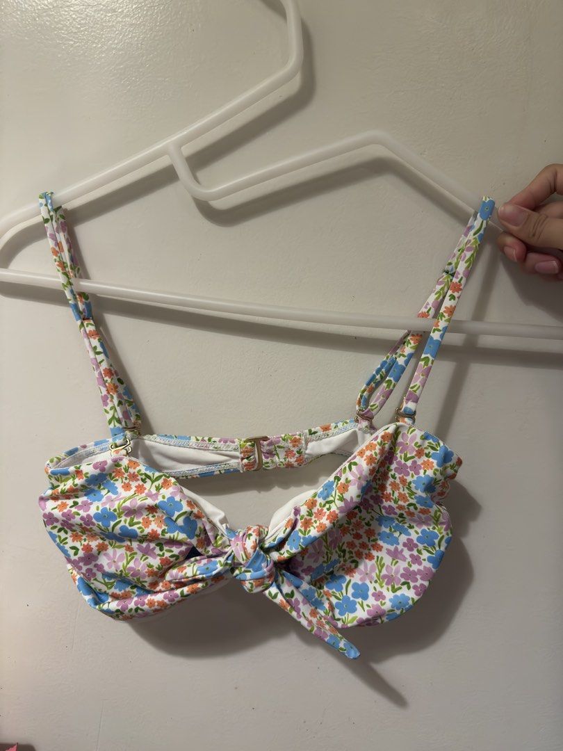 Floral Print Bikini Top with Tie Front (Category: Bikinis & Swimsuits) located in Manila. Submitted by eleyven (Listing ID 1444974519, Image 1). Description: 🌸 Floral bikini top with adjustable straps and underwire support. Cute pastel floral print Adjustable shoulder straps Back clasp closure Comfortable and flattering fit Good pre-loved condition No visible stains, tears, or damage.