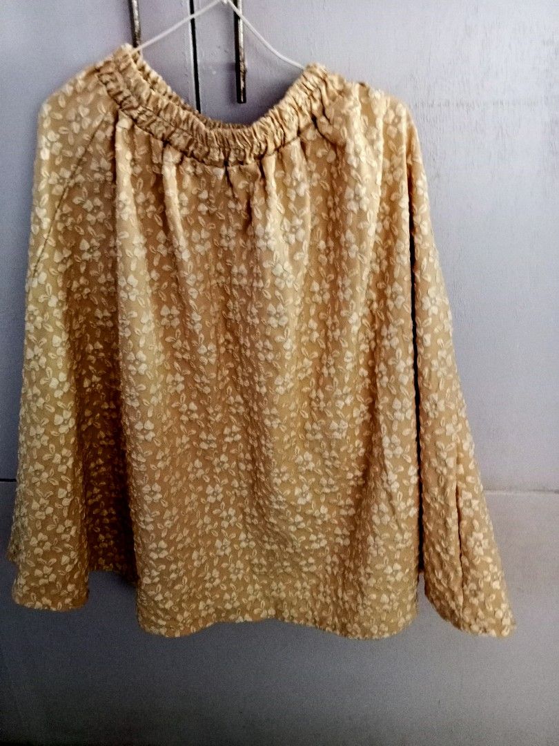 Gold Floral Puff Sleeve Top (Category: Blouses) located in Santa Rosa. Submitted by vverb09 (Listing ID 1444918050, Image 2). Description: - Cute gold top with subtle floral pattern - Features puff sleeves - Gathered neckline - Versatile for casual or night out looks - Pairs well with high-waisted bottoms.