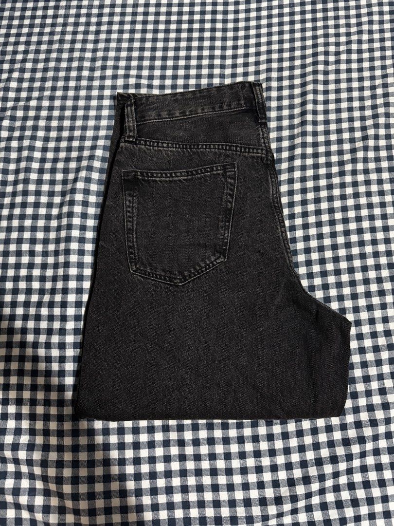 H&M Barrel Loose Jeans Black (Category: Jeans) located in Quezon City. Submitted by reekoooo (Listing ID 1445032464, Image 2). Description: H&M Barrel Loose Jeans Color: Black Size: 29/30 Bought online last January 6. Only worn once and gained weight shortly after so it no longer fits me. .