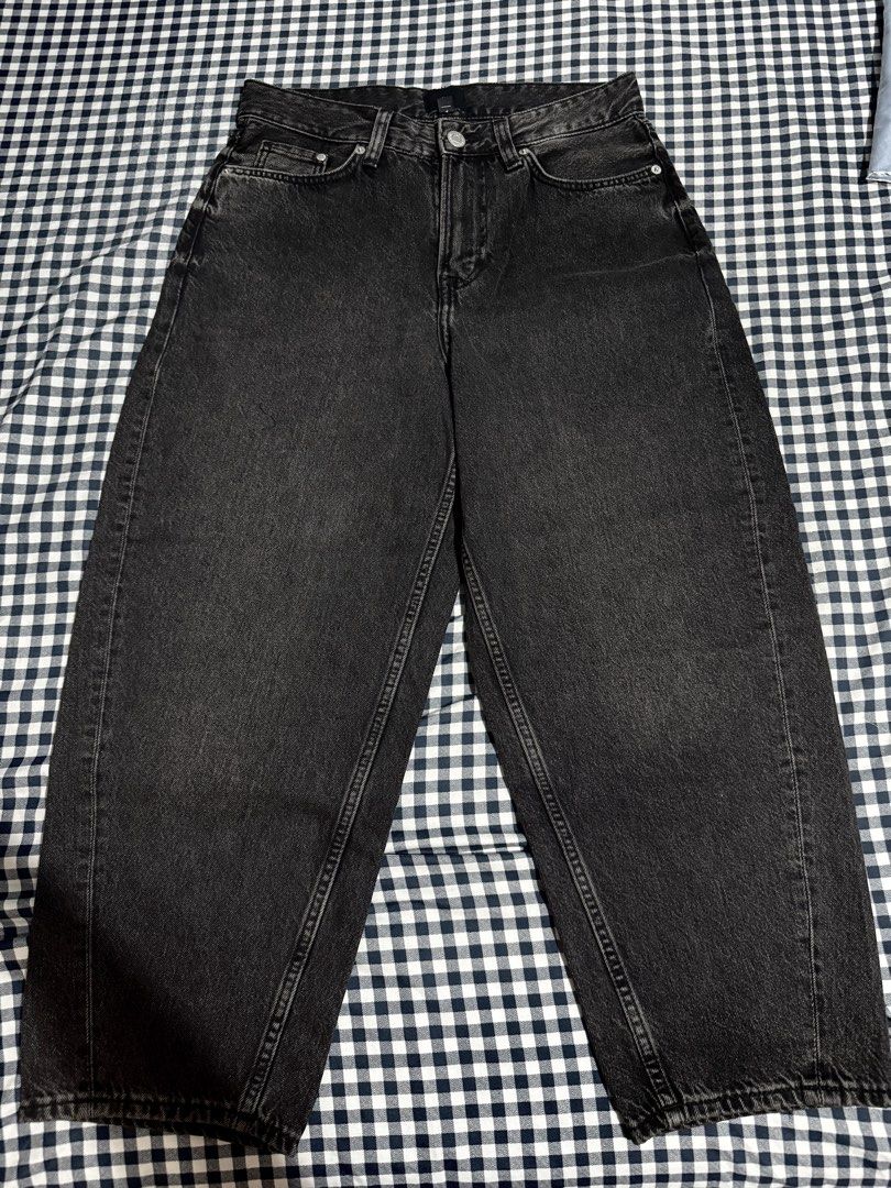 H&M Barrel Loose Jeans Black (Category: Jeans) located in Quezon City. Submitted by reekoooo (Listing ID 1445032464, Image 3). Description: H&M Barrel Loose Jeans Color: Black Size: 29/30 Bought online last January 6. Only worn once and gained weight shortly after so it no longer fits me. .