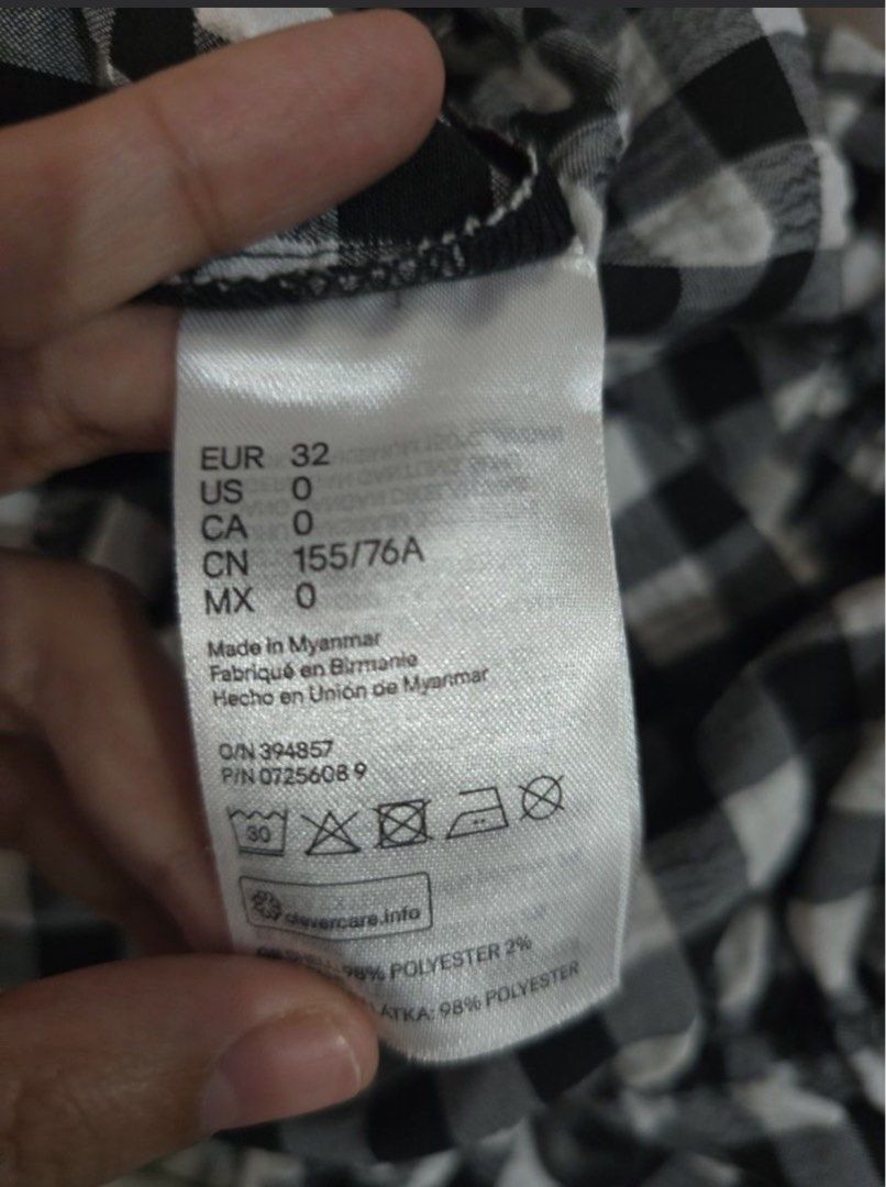 H&M Black and White Gingham Top (Category: Blouses) located in Dasmarinas. Submitted by mnqstuff (Listing ID 1444952757, Image 2). Description: - Pretty in actual - Bought from another carouseller (pictures are from the seller) - Never used as it’s small for me.