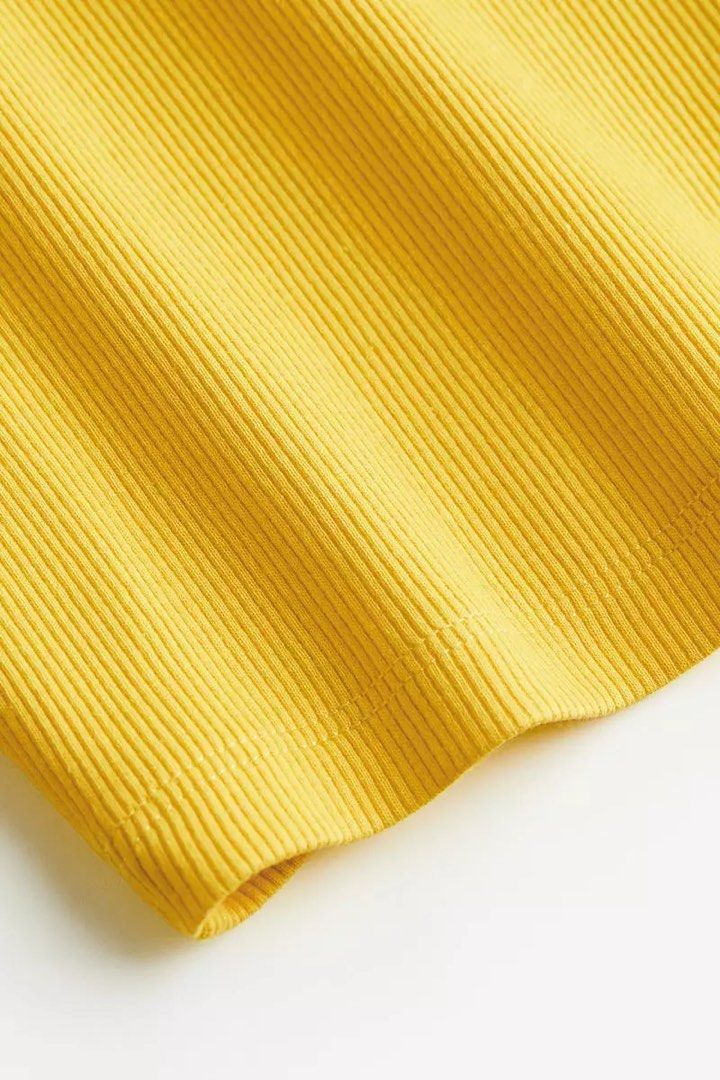 H&M Bright Yellow Cropped Vest Top (Category: Sleeveless) located in Manila. Submitted by curatedbyelvynna (Listing ID 1444916404, Image 2). Description: No when worn, no ‘more photos’. All photos are posted, what you see is what you’ll get. Last price posted 💯 No more haggling. All items are reasonably priced based on their condition. No swaps. All sales are final. No returns. MOP: BDO, BPI, & GCash Delivery fee c/o buyer. For standard shipping