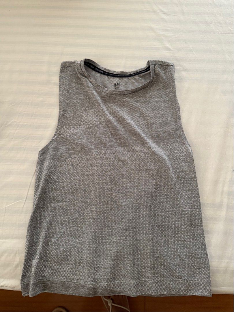 H&M grey sleeveless workout top (Category: Activewear) located in Santa Rosa. Submitted by declutterwivme (Listing ID 1444891863, Image 1). Description: Haven’t been wearing & spring cleaning. Rly light and airy! Used to love wearing for boxing .
