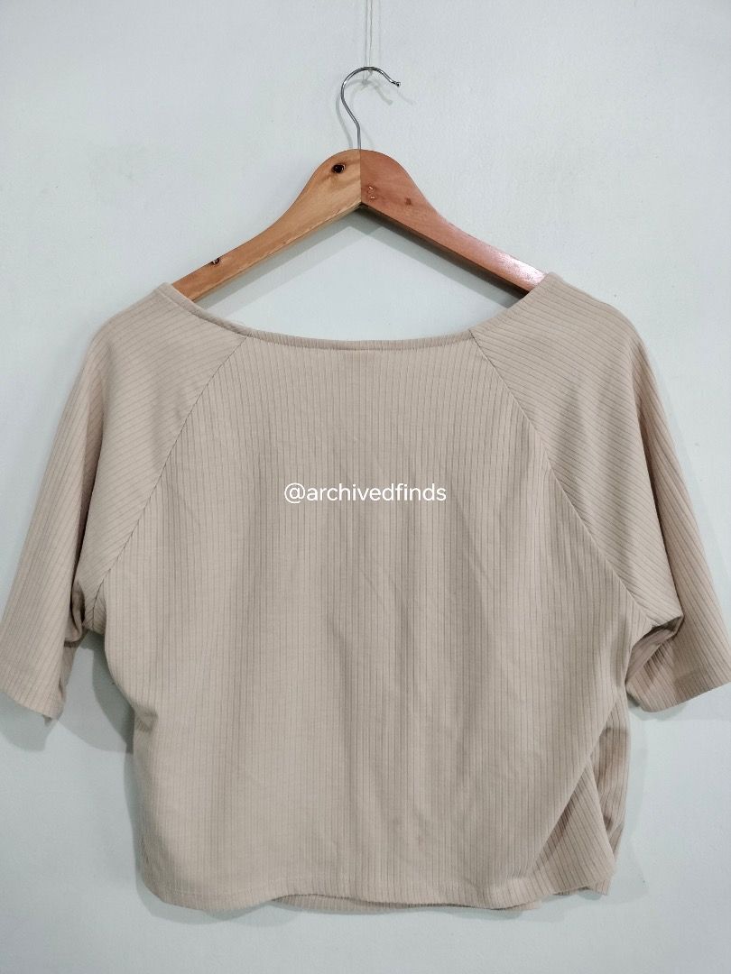 H&M Ribbed Wrap Crop Top XL Beige (Category: Blouses) located in Las Pinas. Submitted by archivedfinds (Listing ID 1444957165, Image 3). Description: Beige ribbed wrap crop top from H&M. Short sleeves with a flattering V-neckline. The wrap style is adjustable with ruching on the side. Comfortable and stylish for everyday wear. Size XL. Bought from H&M app. Fits XL. Shoulders 16” Bust fits til 43” RFS: not used as often anymore Pick-up: Grab/Lalam