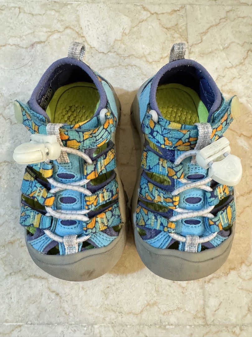 KEEN Newport H2 Sandals Glow In The Dark Size 8 (US) (Category: Babies & Kids Fashion) located in Singapore. Submitted by goodstuffsonly (Listing ID 1445023902, Image 3). Description: - KEEN Newport H2 Kids' Sandals - Size: 8 US / 24 EU / 15 CM - Color: Pebble Glow - Features: Quick-dry webbing, rubber toe bumper - Special Feature: Glows in the dark! - Ideal for active children - Comes with original box.