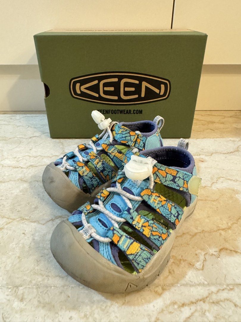 KEEN Newport H2 Sandals Glow In The Dark Size 8 (US) (Category: Babies & Kids Fashion) located in Singapore. Submitted by goodstuffsonly (Listing ID 1445023902, Image 1). Description: - KEEN Newport H2 Kids' Sandals - Size: 8 US / 24 EU / 15 CM - Color: Pebble Glow - Features: Quick-dry webbing, rubber toe bumper - Special Feature: Glows in the dark! - Ideal for active children - Comes with original box.